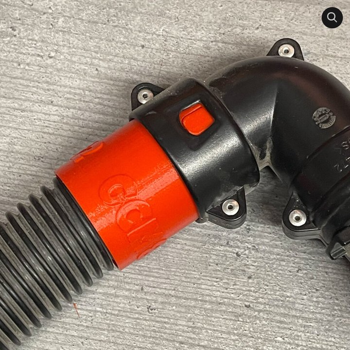 Roter DN32-CAC-Adapter in einem schwarzen Bosch-Anschluss