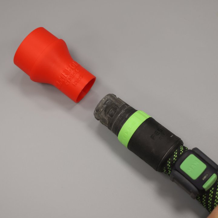 Roter Adapter HT35 vor einem Festool-Schlauchende